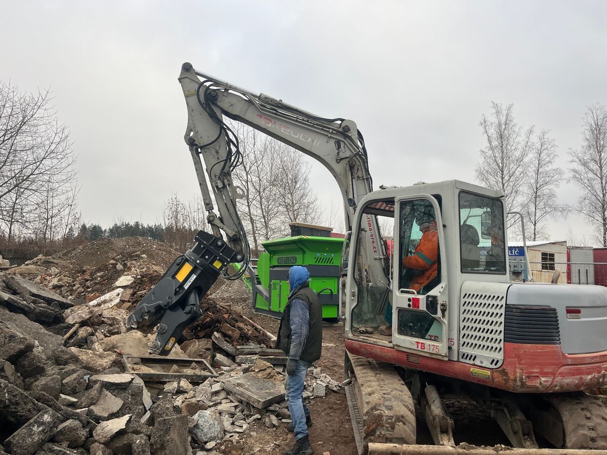 Demolice rodinného domu v obci Líčno – bourací práce bagrem